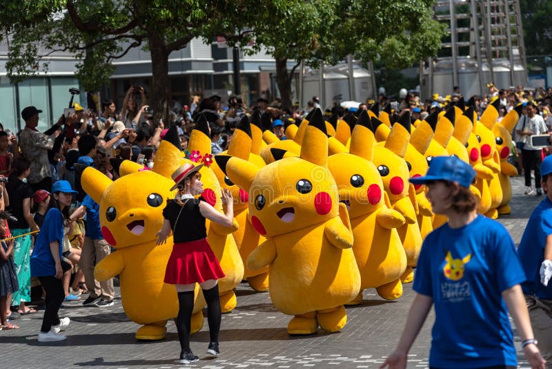 Foto de Uma Pessoa Vestida Com Uma Fantasia Inflável De Pikachu Para  Entreter Fãs De Pokemon Fora Da Galeria Nacional Na Trafalgar Square e mais  fotos de stock de Pikachu - iStock