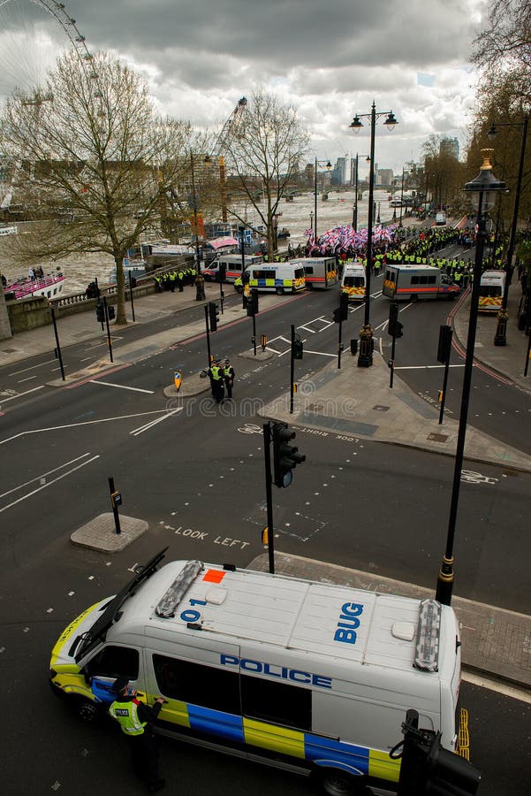 Manifestación - Londres el acompañamiento de policía foto de archivo