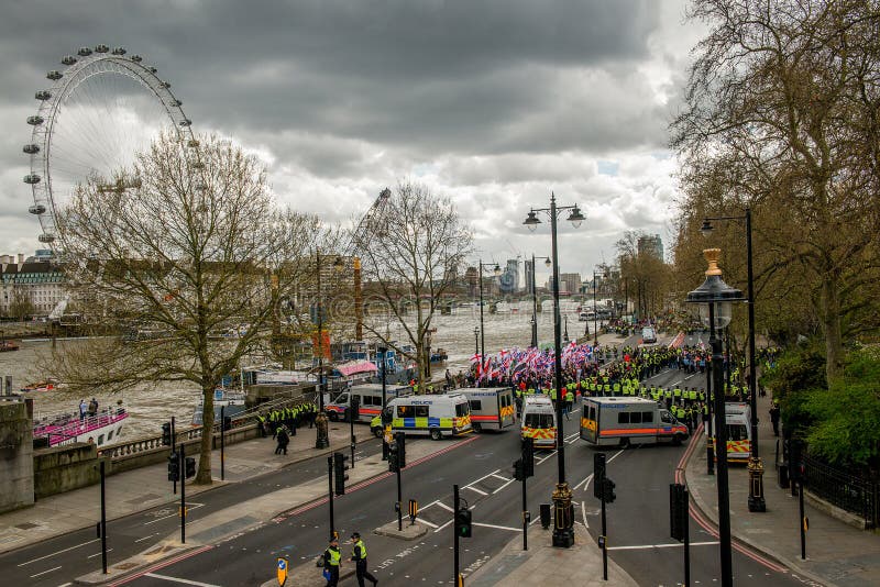 Manifestación - Londres el acompañamiento de policía imágenes de archivo libres de regalías