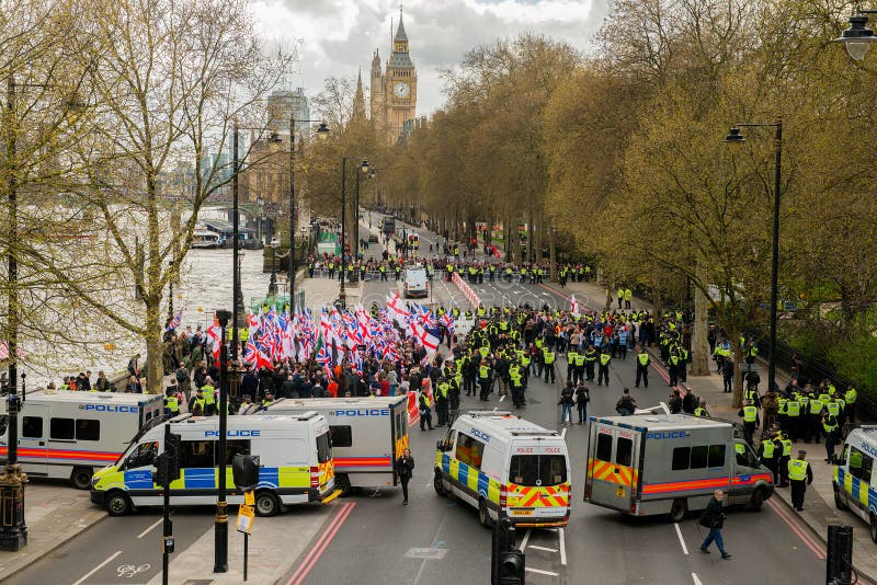 Manifestación - Londres el acompañamiento de policía foto de archivo