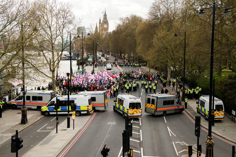 Manifestación - Londres el acompañamiento de policía imagenes de archivo