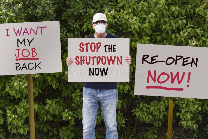 Manifestante con gorra y máscara de protección médica se manifiestan contra las órdenes de estayathome debido a la pandemia covid1