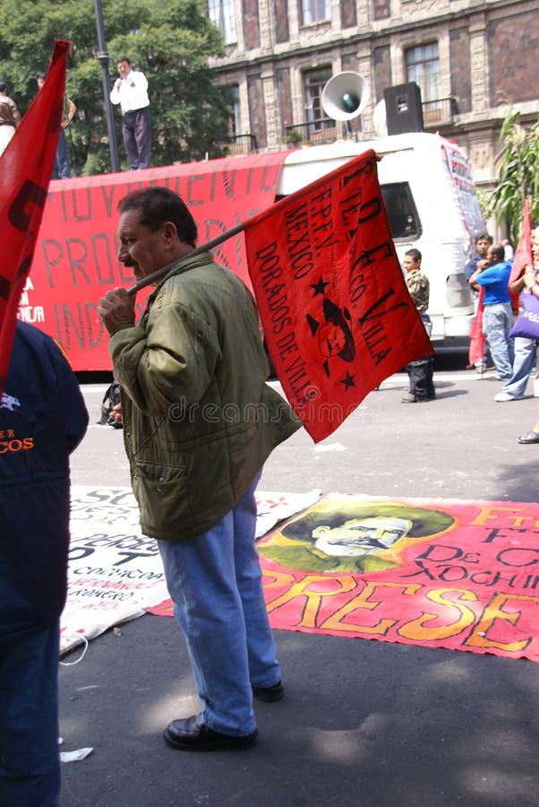 Manifestantes con los indicadores rojos imagenes de archivo Manifestantes con los indicadores rojos imagenes de archivo