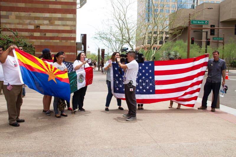 Manifestantes en la primera reunión de la campaña presidencial de Donald Trump en Phoenix imágenes de archivo libres de regalías Manifestantes en la primera reunión de la campaña presidencial de Donald Trump en Phoenix imágenes de archivo libres de regalías