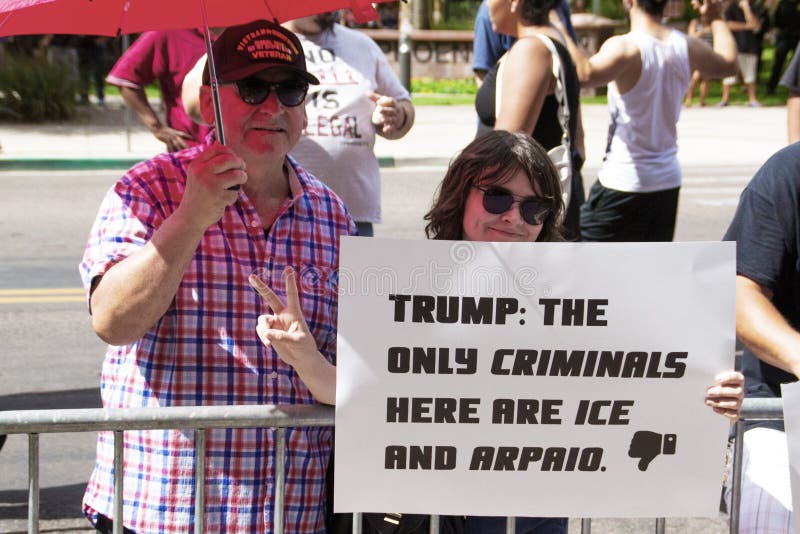 Manifestantes en la primera reunión de la campaña presidencial de Donald Trump en Phoenix imágenes de archivo libres de regalías Manifestantes en la primera reunión de la campaña presidencial de Donald Trump en Phoenix imágenes de archivo libres de regalías