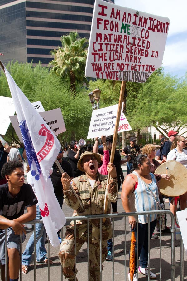Manifestantes en la primera reunión de la campaña presidencial de Donald Trump en Phoenix imagen de archivo Manifestantes en la primera reunión de la campaña presidencial de Donald Trump en Phoenix imagen de archivo