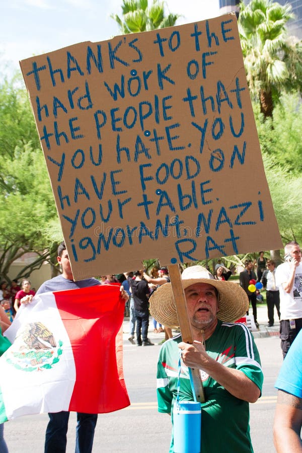 Manifestantes en la primera reunión de la campaña presidencial de Donald Trump en Phoenix foto de archivo Manifestantes en la primera reunión de la campaña presidencial de Donald Trump en Phoenix foto de archivo