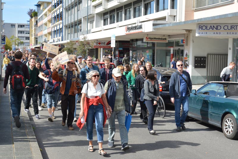 Manifestantes encabezados por una pareja de ancianos marchando con carteles de protesta durante el Global Climate Strike foto de archivo Manifestantes encabezados por una pareja de ancianos marchando con carteles de protesta durante el Global Climate Strike foto de archivo