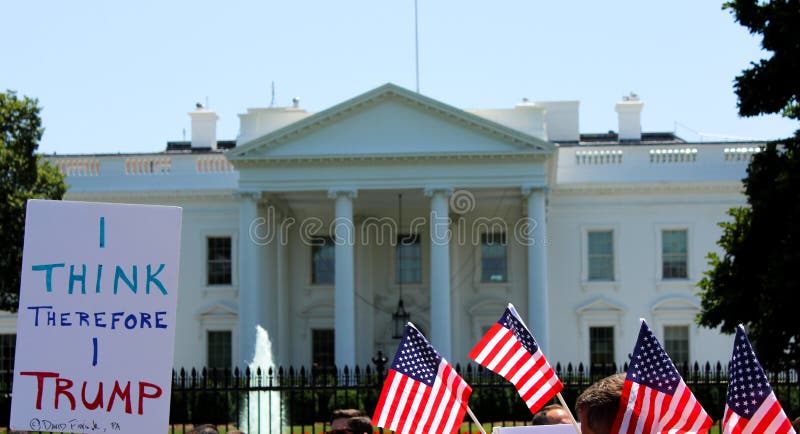Manifestantes fuera de la Casa Blanca Donald Trump imagen de archivo libre de regalías Manifestantes fuera de la Casa Blanca Donald Trump imagen de archivo libre de regalías