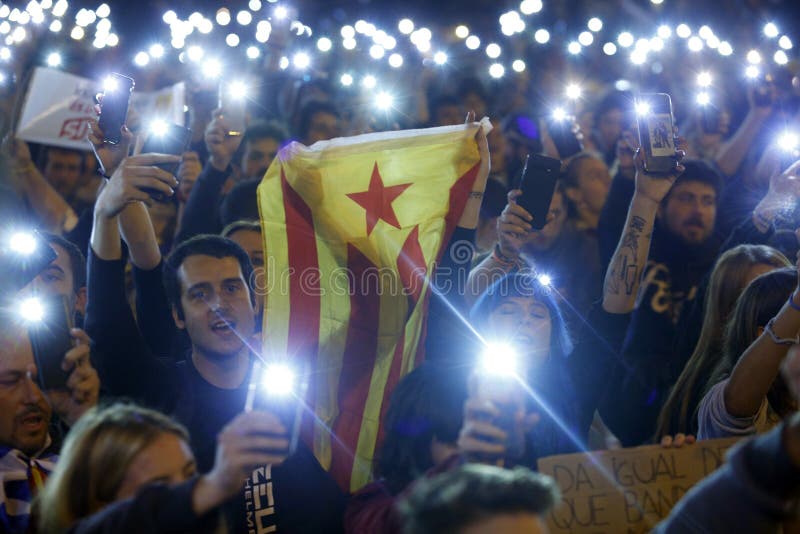 Manifestantes protestan frente a la policía española en la calle Laietana en Barcelona por todo el mundo foto de archivo Manifestantes protestan frente a la policía española en la calle Laietana en Barcelona por todo el mundo foto de archivo