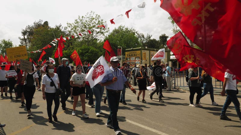 Manifestation au 1er mai antalya turkey 010522. personnes marchant avec des affiches et des banderoles pour protester pacifiquemen