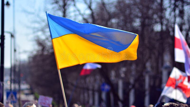 Manifestation contre la guerre devant l'ambassade de russie à Varsovie. les manifestants appellent à la paix et condamnent poutine photos stock
