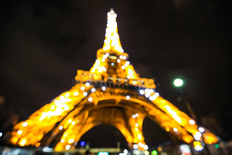 Manifestazione leggera di prestazione della torre Eiffel nella penombra immagine stock Manifestazione leggera di prestazione della torre Eiffel nella penombra immagine stock