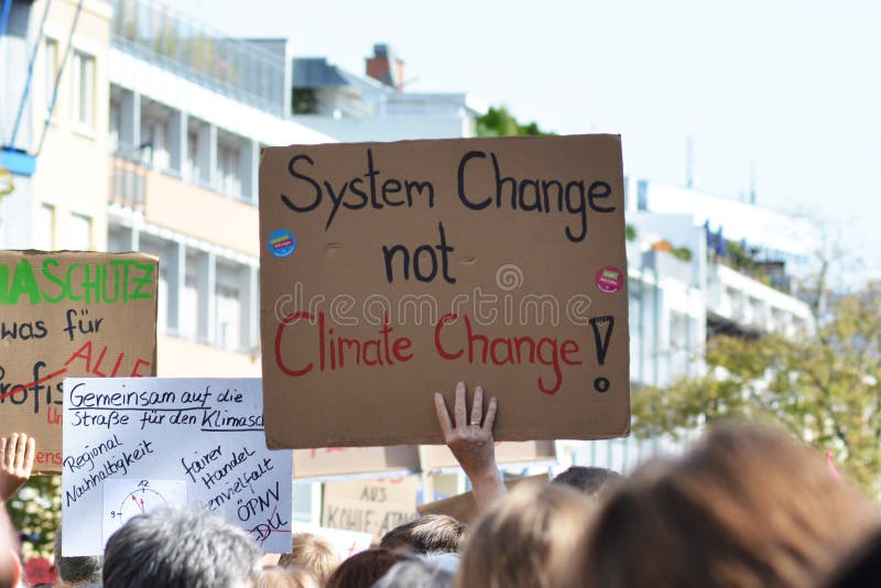 Manifestação de protesto dizendo 'Mudança de sistema não mudança climática' mantida pelos jovens durante a Greve Climática Global