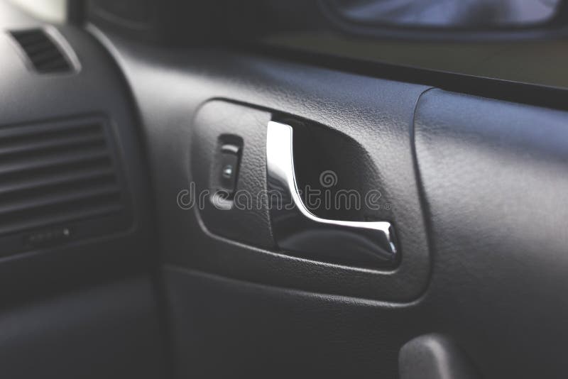 Maniglia che apre la porta di automobile Interiore dell'automobile immagine stock libera da diritti Maniglia che apre la porta di automobile Interiore dell'automobile immagine stock libera da diritti