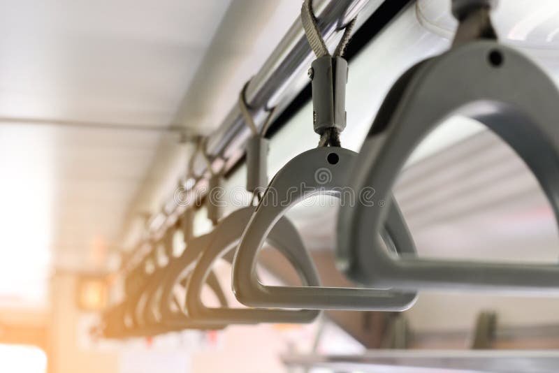 Maniglie di plastica grige sulle rotaie del soffitto per il passeggero di condizione, maniglia in sistema ferroviario sotterraneo immagine stock libera da diritti Maniglie di plastica grige sulle rotaie del soffitto per il passeggero di condizione, maniglia in sistema ferroviario sotterraneo immagine stock libera da diritti