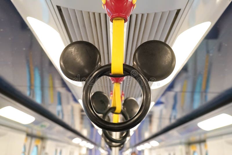 Manija de Mickey Mouse en el tema de MTR Disney en Hong Kong imagen de archivo libre de regalías Manija de Mickey Mouse en el tema de MTR Disney en Hong Kong imagen de archivo libre de regalías
