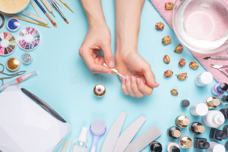 Maniküren Sie - Werkzeuge für die Schaffung, die Gelpolituren, Sorgfalt und Hygiene für Nägel Schönheitssalon, Nagelsalon, mastir lizenzfreie stockfotografie Maniküren Sie - Werkzeuge für die Schaffung, die Gelpolituren, Sorgfalt und Hygiene für Nägel Schönheitssalon, Nagelsalon, mastir lizenzfreie stockfotografie