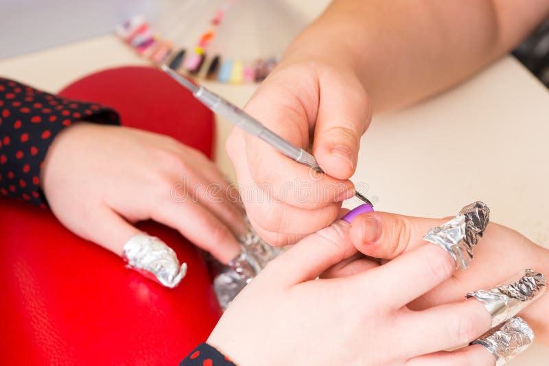 Manikürist Shaping Finger Nails mit Werkzeug im Badekurort stockfoto Manikürist Shaping Finger Nails mit Werkzeug im Badekurort stockfoto