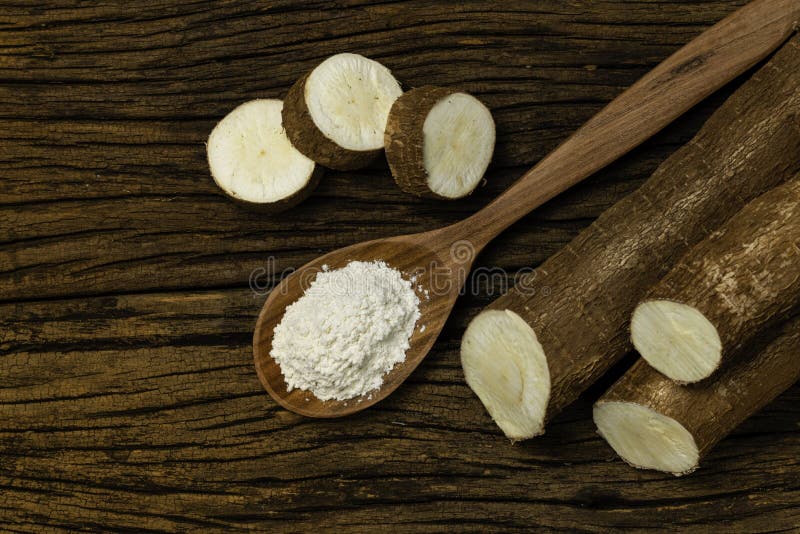 Manioc cru Morceaux de Manihot esculenta Fond en bois vieux photo stock Manioc cru Morceaux de Manihot esculenta Fond en bois vieux photo stock