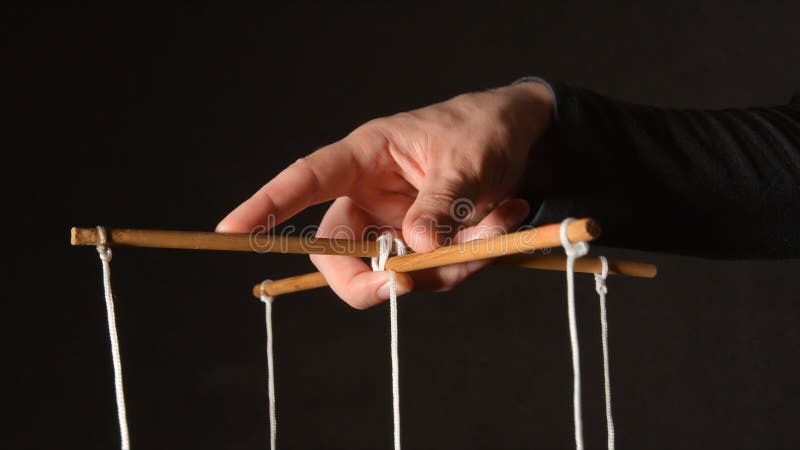 MANIPULACIÓN: Mano de un titiritero - ascendente cercano imágenes de archivo libres de regalías MANIPULACIÓN: Mano de un titiritero - ascendente cercano imágenes de archivo libres de regalías