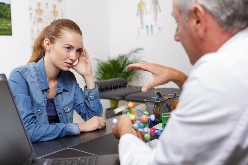 Manipulera förklaring av den anatomiska ryggen till patienten i medicinskt kontor royaltyfria foton Manipulera förklaring av den anatomiska ryggen till patienten i medicinskt kontor royaltyfria foton