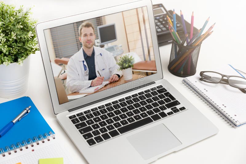 Manipulera med ett stetoskop Telehealth konferens royaltyfria foton Manipulera med ett stetoskop Telehealth konferens royaltyfria foton