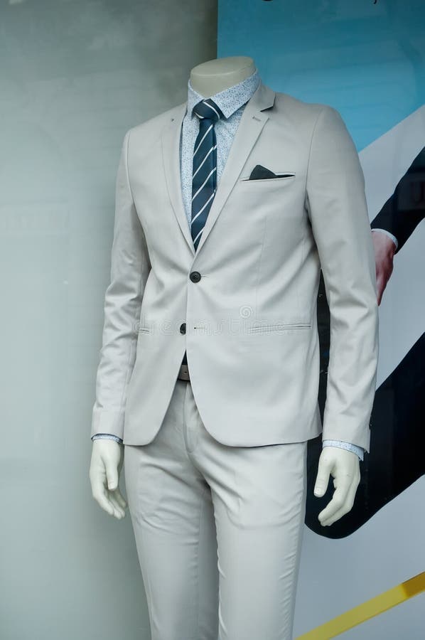 Maniquí En Una Sala De Exposición De La Moda Para Los Hombres Foto de archivo - Imagen de capa, simulado: 71487232 Maniquí En Una Sala De Exposición De La Moda Para Los Hombres Foto de archivo - Imagen de capa, simulado: 71487232