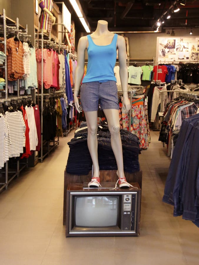 Maniquí Femenino Vestido En Casual En Un Boutique, Centro Comercial De Jungceylon, Phuket, Tailandia Foto de - Imagen de tailandia, ropa: 153532612