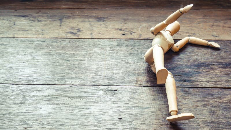 Maniqu? de madera que cae abajo Concepto de la ca?da Negocios vida Idea del fracaso fotografía de archivo Maniqu? de madera que cae abajo Concepto de la ca?da Negocios vida Idea del fracaso fotografía de archivo