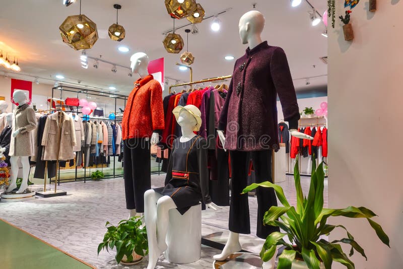 Maniquí de la mujer de la Navidad en tienda de la moda foto de archivo Maniquí de la mujer de la Navidad en tienda de la moda foto de archivo
