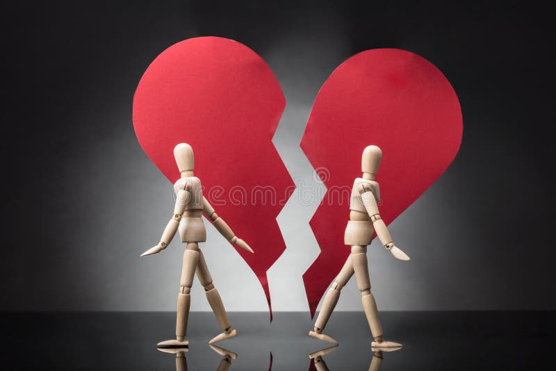 Maniquí de madera dos que se coloca cara a cara con el corazón quebrado fotografía de archivo Maniquí de madera dos que se coloca cara a cara con el corazón quebrado fotografía de archivo
