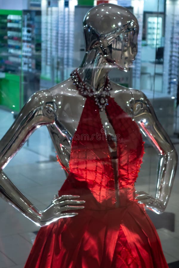 Maniquí de una mujer en un vestido rojo con un escote profundo 06 01 Odessa Ukraine 2018 fotografía de archivo Maniquí de una mujer en un vestido rojo con un escote profundo 06 01 Odessa Ukraine 2018 fotografía de archivo