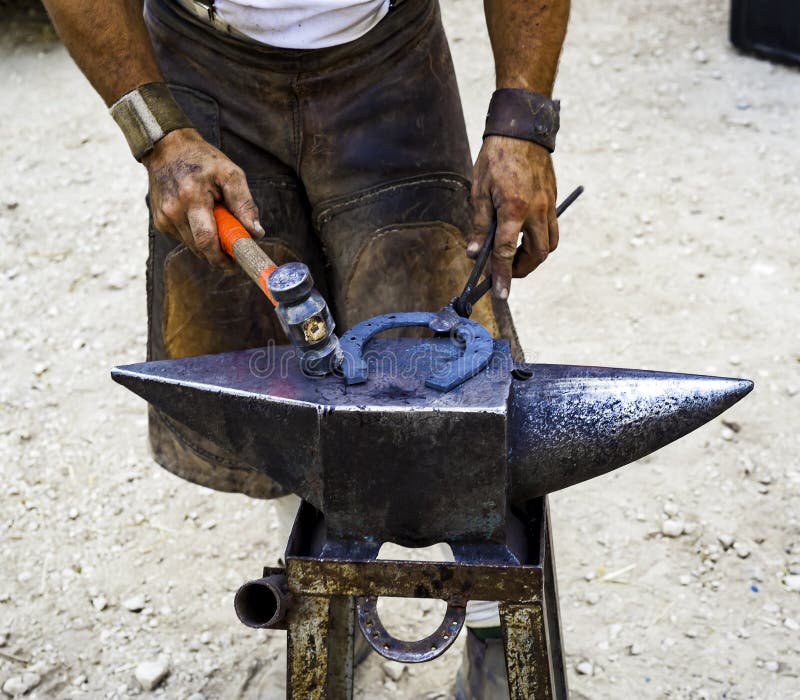 https://thumbs.dreamstime.com/b/maniscalco-forge-horseshoe-hammer-maniscalco-forge-horseshoe-hammer-anvil-selective-focus-128065078.jpg