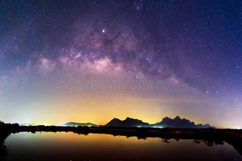 Manière laiteuse au lac avec des réflexions dans la nuit photographie stock Manière laiteuse au lac avec des réflexions dans la nuit photographie stock