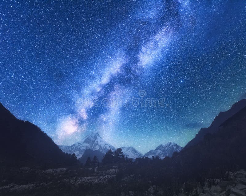 Manière laiteuse Scène étonnante avec les montagnes de l'Himalaya photographie stock libre de droits Manière laiteuse Scène étonnante avec les montagnes de l'Himalaya photographie stock libre de droits