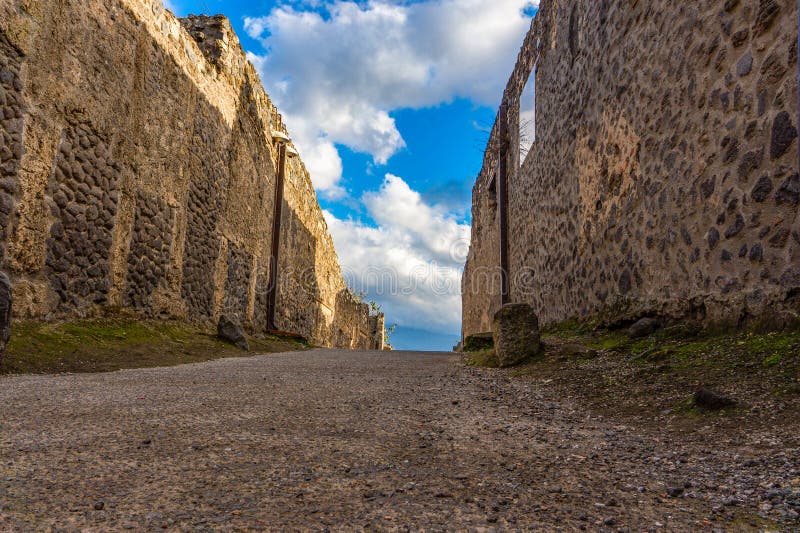 Manière à l'horizon au ciel dans les ruines de la ville antique de Pompeii photo stock Manière à l'horizon au ciel dans les ruines de la ville antique de Pompeii photo stock