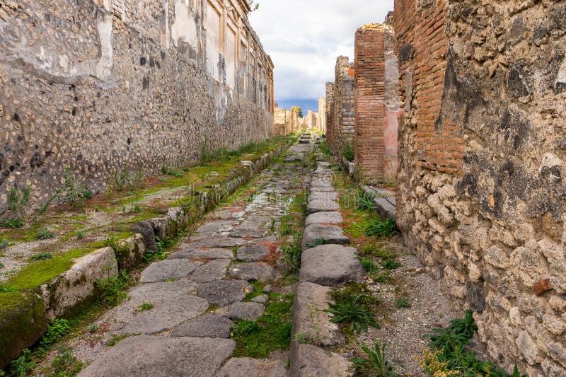 Manière à l'horizon dans les ruines de la ville antique de Pompeii photos libres de droits Manière à l'horizon dans les ruines de la ville antique de Pompeii photos libres de droits