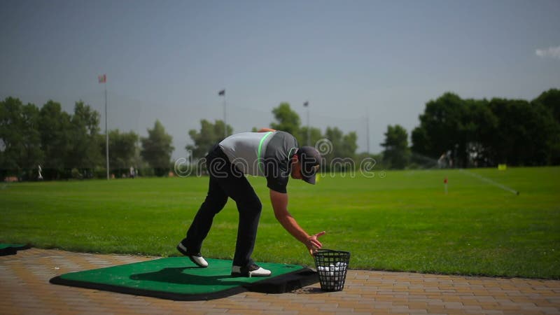 Manlekgolfen nära golffältet