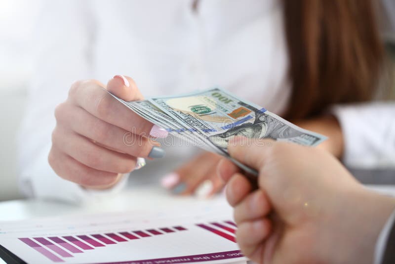 Manlig arml?ngrupp av hundra dollar r?kningar royaltyfri fotografi Manlig arml?ngrupp av hundra dollar r?kningar royaltyfri fotografi