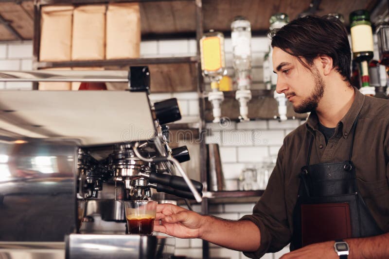 Manlig barista som förbereder espresso på coffee shop royaltyfri foto Manlig barista som förbereder espresso på coffee shop royaltyfri foto