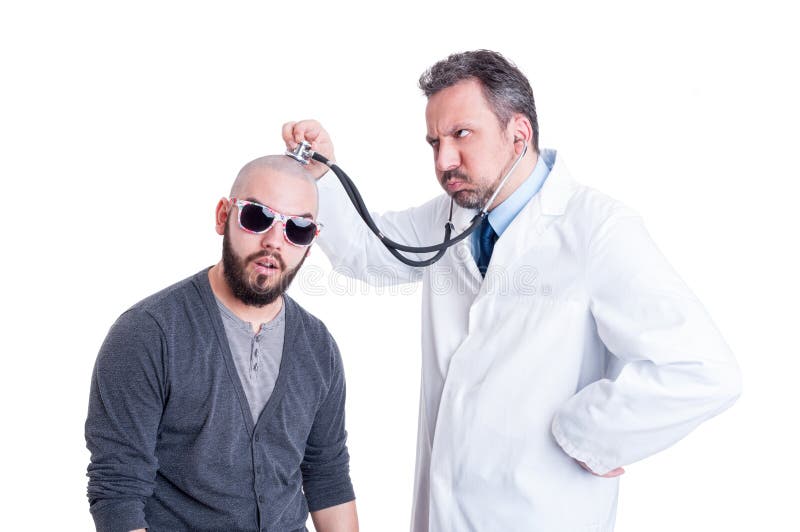 Manlig doktor som konsulterar en galen patient med stetoskopet royaltyfri fotografi Manlig doktor som konsulterar en galen patient med stetoskopet royaltyfri fotografi
