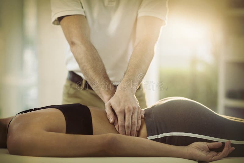Manlig fysioterapeut som tillbaka ger massage till den kvinnliga patienten royaltyfri illustrationer Manlig fysioterapeut som tillbaka ger massage till den kvinnliga patienten royaltyfri illustrationer