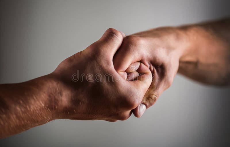 Manlig hand som förenas i handskakning Manhjälphänder, förmynderskap, skydd Två händer, arm, portionhand av a arkivbilder Manlig hand som förenas i handskakning Manhjälphänder, förmynderskap, skydd Två händer, arm, portionhand av a arkivbilder