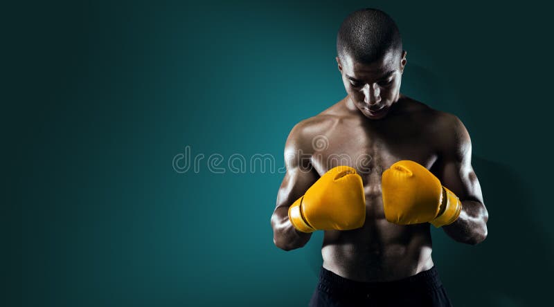 Manlig idrottsman nen Boxer Punching arkivbild