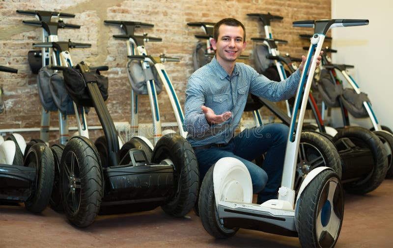 Manlig konsulent i segwayshyrabyrå arkivbilder Manlig konsulent i segwayshyrabyrå arkivbilder