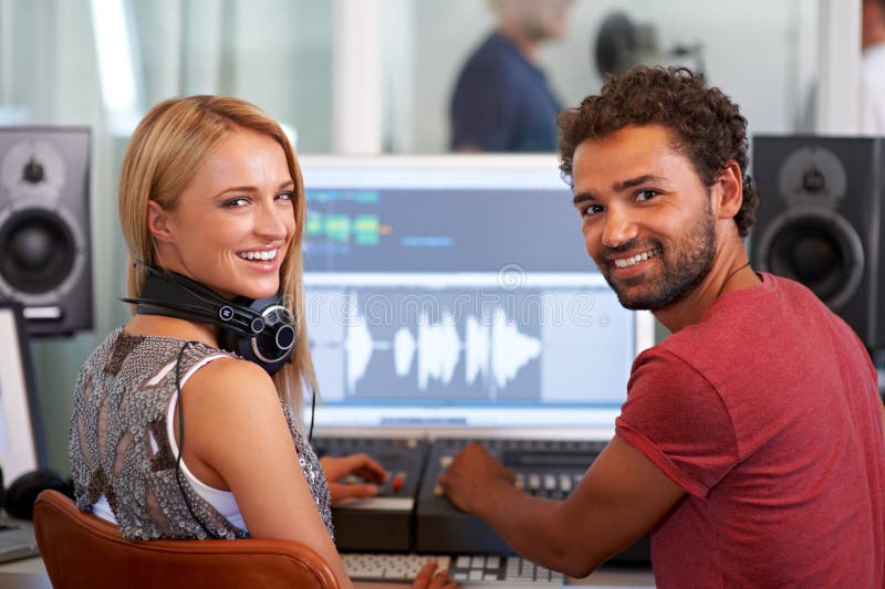 Manlig kvinna- och ljudingenjör med datorporträtt och hörlurar i inspelningsstudion för musik. musiker och royaltyfri bild