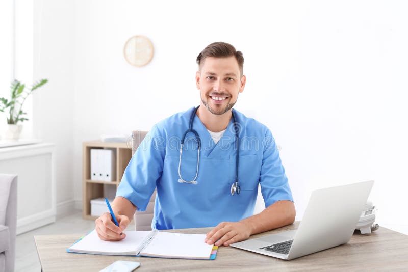 Manlig medicinsk assistent på arbetsplatsen i klinik royaltyfria bilder Manlig medicinsk assistent på arbetsplatsen i klinik royaltyfria bilder