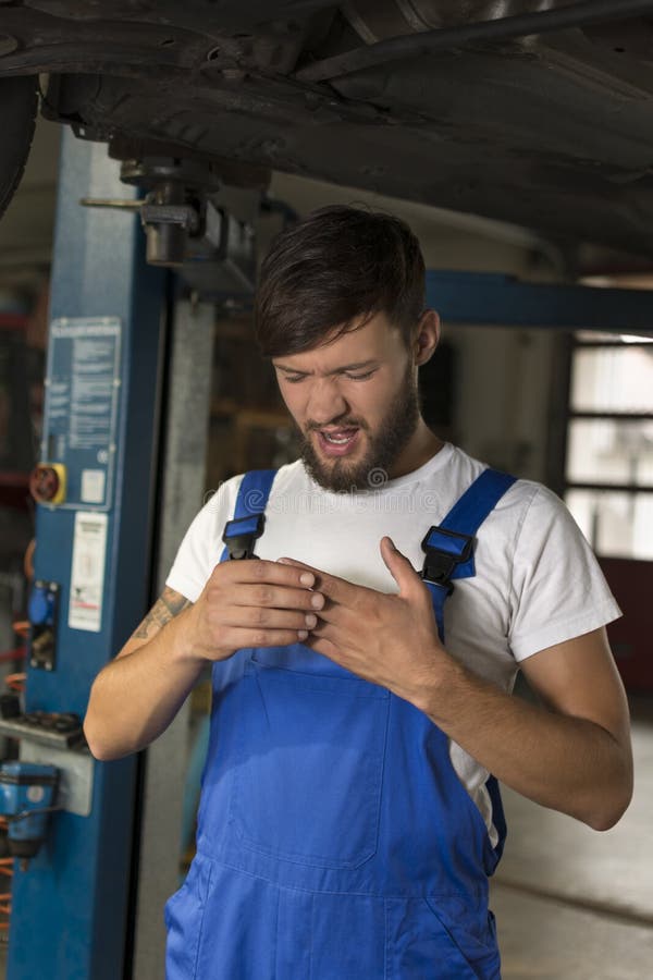 Manlig skada för bilmekaniker royaltyfri fotografi