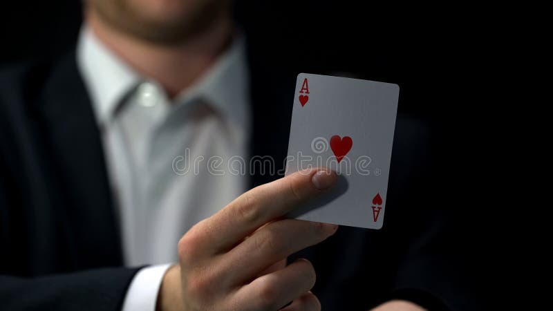 Manlig spelare som rymmer överdängarekortet, affärsbluffstrategi, möjlighet att segra som spelar arkivfoton Manlig spelare som rymmer överdängarekortet, affärsbluffstrategi, möjlighet att segra som spelar arkivfoton